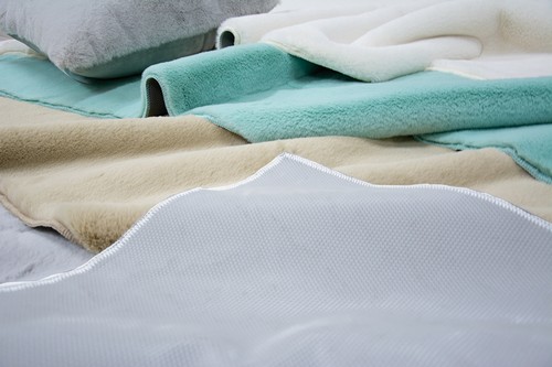 Alfombra colección Sualfombra - SUAGOL;  Alfombra lavable en fibra con base de goma ideal para pie de cama - Estilo Pelo largo